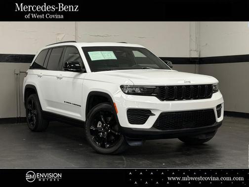 Bright White Clearcoat 2024 Jeep Grand Cherokee Laredo