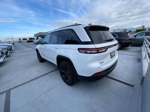 Bright White Clearcoat 2024 Jeep Grand Cherokee Laredo