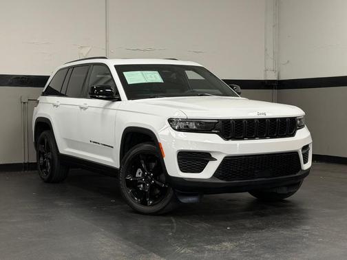 Bright White Clearcoat 2024 Jeep Grand Cherokee Laredo
