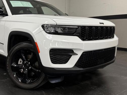 Bright White Clearcoat 2024 Jeep Grand Cherokee Laredo
