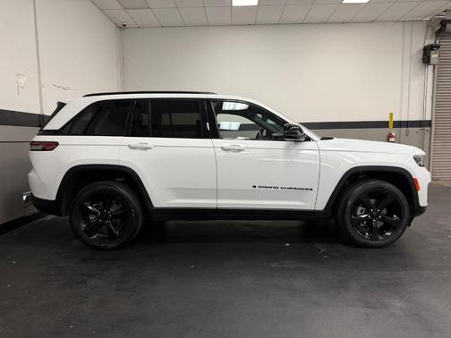 Bright White Clearcoat 2024 Jeep Grand Cherokee Laredo
