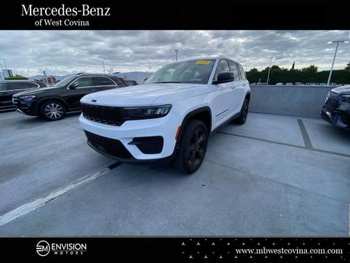 Bright White Clearcoat 2024 Jeep Grand Cherokee Laredo