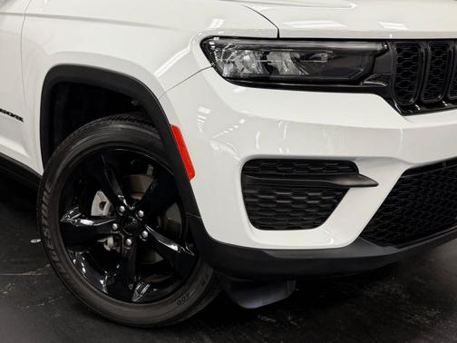 Bright White Clearcoat 2024 Jeep Grand Cherokee Laredo