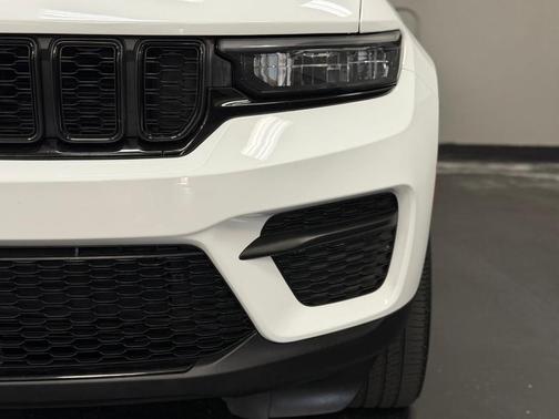 Bright White Clearcoat 2024 Jeep Grand Cherokee Laredo