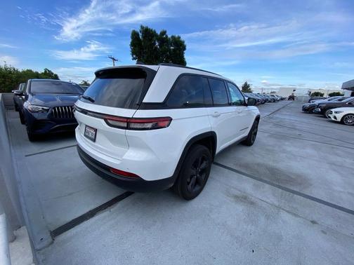 Bright White Clearcoat 2024 Jeep Grand Cherokee Laredo