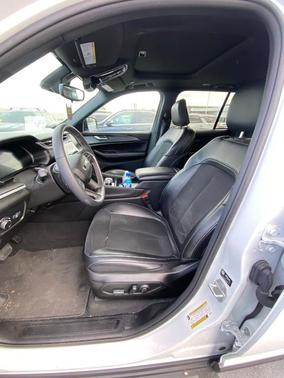 Bright White Clearcoat 2024 Jeep Grand Cherokee Laredo