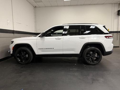 Bright White Clearcoat 2024 Jeep Grand Cherokee Laredo
