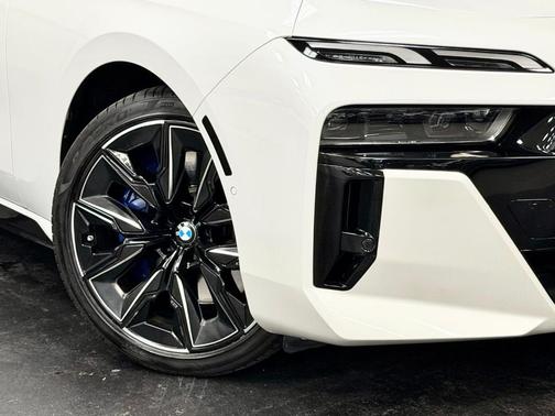 White Metallic 2023 BMW 740 i