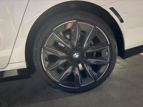 2023 BMW 740 i