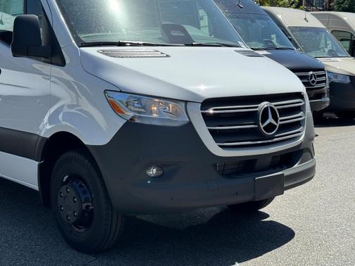2025 Mercedes-Benz Sprinter 3500 144 WB Standard Roof Cargo