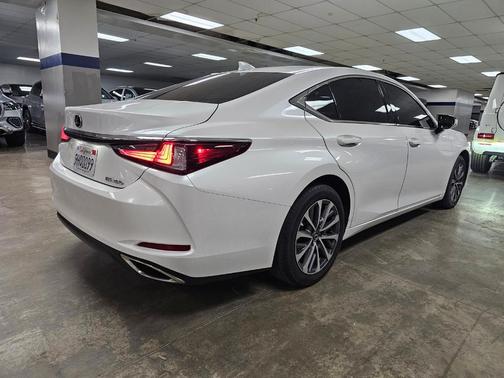 2023 Lexus ES 350 Base