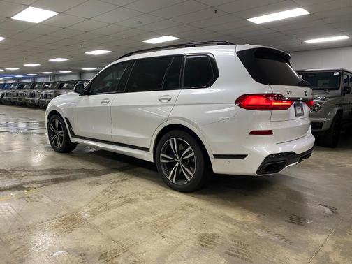 2021 BMW X7 M50i