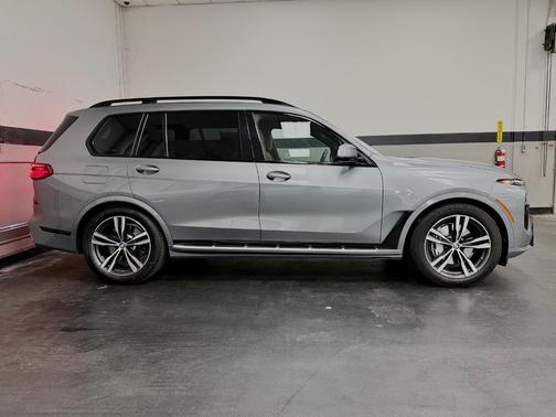 Gray Metallic 2023 BMW X7 xDrive40i