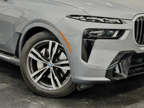 Gray Metallic 2023 BMW X7 xDrive40i