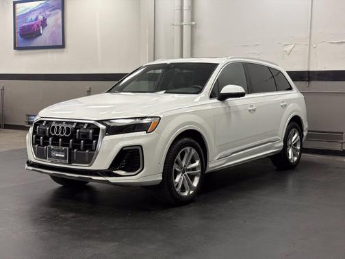 Carrara White 2025 Audi Q7 55 Premium Plus