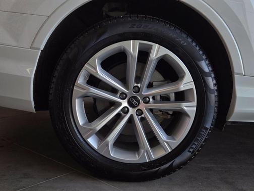 Carrara White 2025 Audi Q7 55 Premium