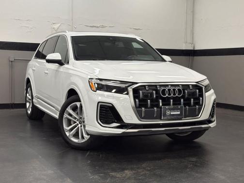Carrara White 2025 Audi Q7 55 Premium Plus