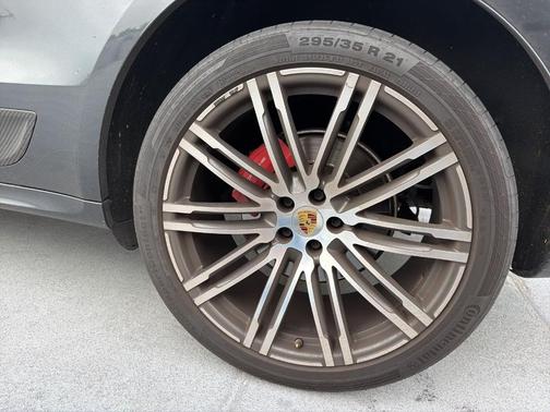 Volcano Grey Metallic 2018 Porsche Macan GTS