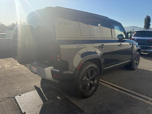 2023 Land Rover Defender 110 SE