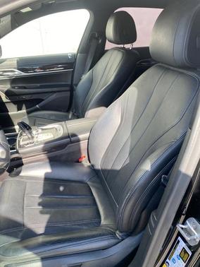 Black Sapphire Metallic 2019 BMW 740 i