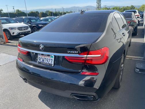Black Sapphire Metallic 2019 BMW 740 i