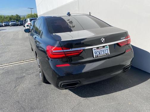 Black Sapphire Metallic 2019 BMW 740 i