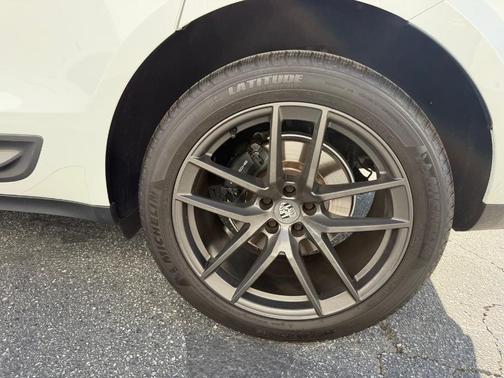 2023 Porsche Macan T