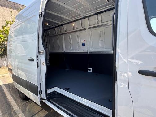 2025 Mercedes-Benz Sprinter 2500 High Roof