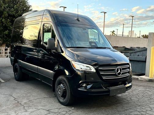 2025 Mercedes-Benz Sprinter 3500 144 WB Standard Roof Cargo