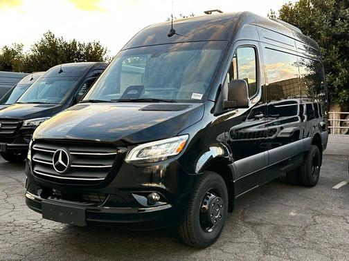 2025 Mercedes-Benz Sprinter 3500 144 WB Standard Roof Cargo