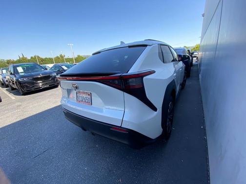 Wind Chill Pearl 2025 Toyota bZ4X XLE