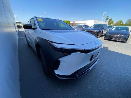 Wind Chill Pearl 2025 Toyota bZ4X XLE