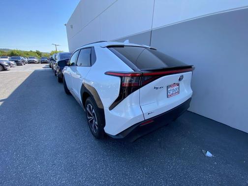 Wind Chill Pearl 2025 Toyota bZ4X XLE