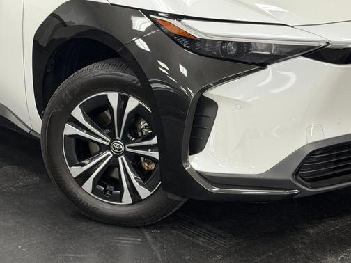 Wind Chill Pearl 2025 Toyota bZ4X XLE