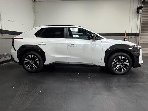 Wind Chill Pearl 2025 Toyota bZ4X XLE