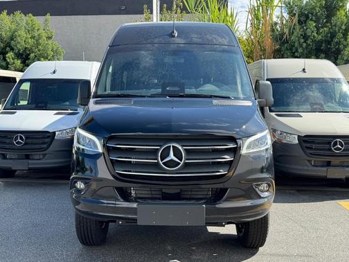 2025 Mercedes-Benz Sprinter 2500 144 WB Standard Roof Passenger