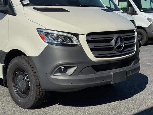 2025 Mercedes-Benz Sprinter 2500 144 WB Standard Roof Crew