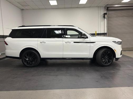 White Metallic 2025 Lincoln Navigator L Reserve