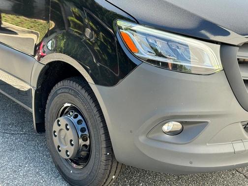 2024 Mercedes-Benz Sprinter 3500 144 WB Standard Roof Cargo