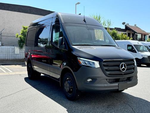 2024 Mercedes-Benz Sprinter 3500 144 WB Standard Roof Cargo