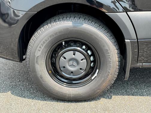 2025 Mercedes-Benz Sprinter 2500 144 WB Standard Roof Crew