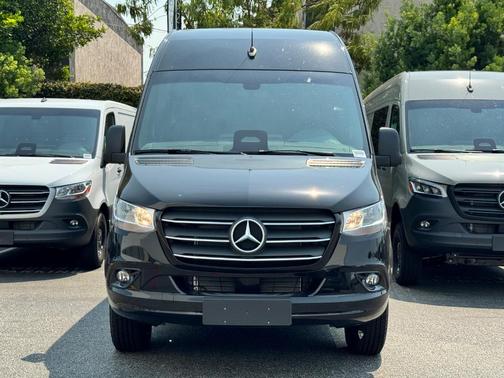 2025 Mercedes-Benz Sprinter 2500 144 WB Standard Roof Crew