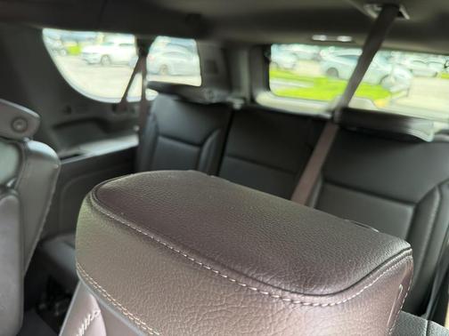 White Frost 2022 GMC Yukon XL Denali