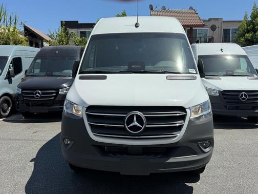 2025 Mercedes-Benz Sprinter 3500 144 WB Standard Roof Cargo