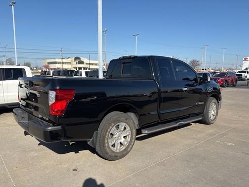 2017 Nissan Titan SV