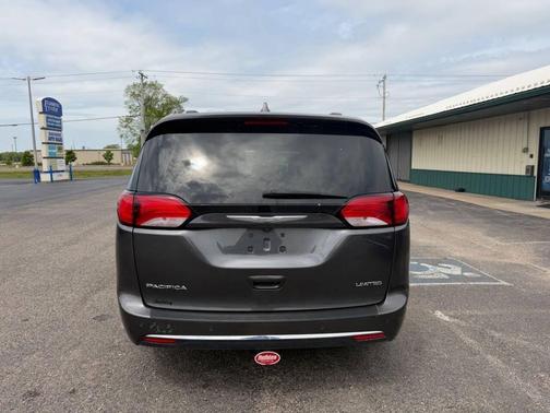 Granite Crystal Metallic Clear Coat 2017 Chrysler Pacifica Limited