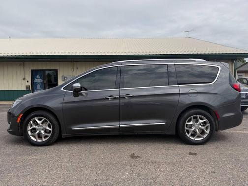 Granite Crystal Metallic Clear Coat 2017 Chrysler Pacifica Limited