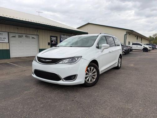 Bright White Clearcoat 2018 Chrysler Pacifica Touring-L