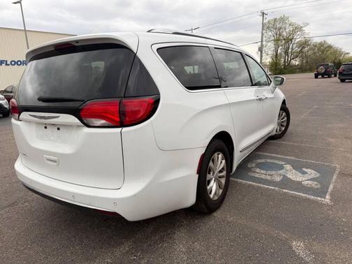 Bright White Clearcoat 2018 Chrysler Pacifica Touring-L