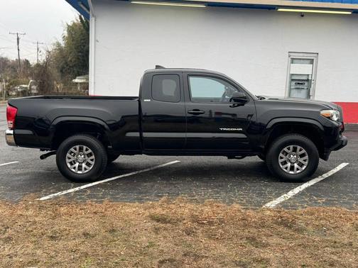 2017 Toyota Tacoma SR